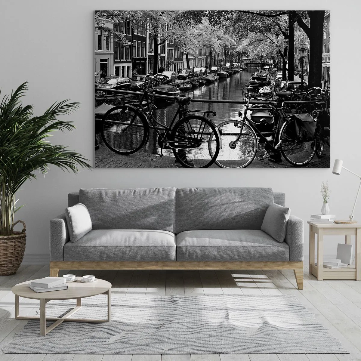 Billede på glas - Sort-hvid udsigt over en kanal med cykler og både - 70x50cm - En meget hollandsk udsigt - Moderne vægdekoration til stue og soveværelse ARTTOR
