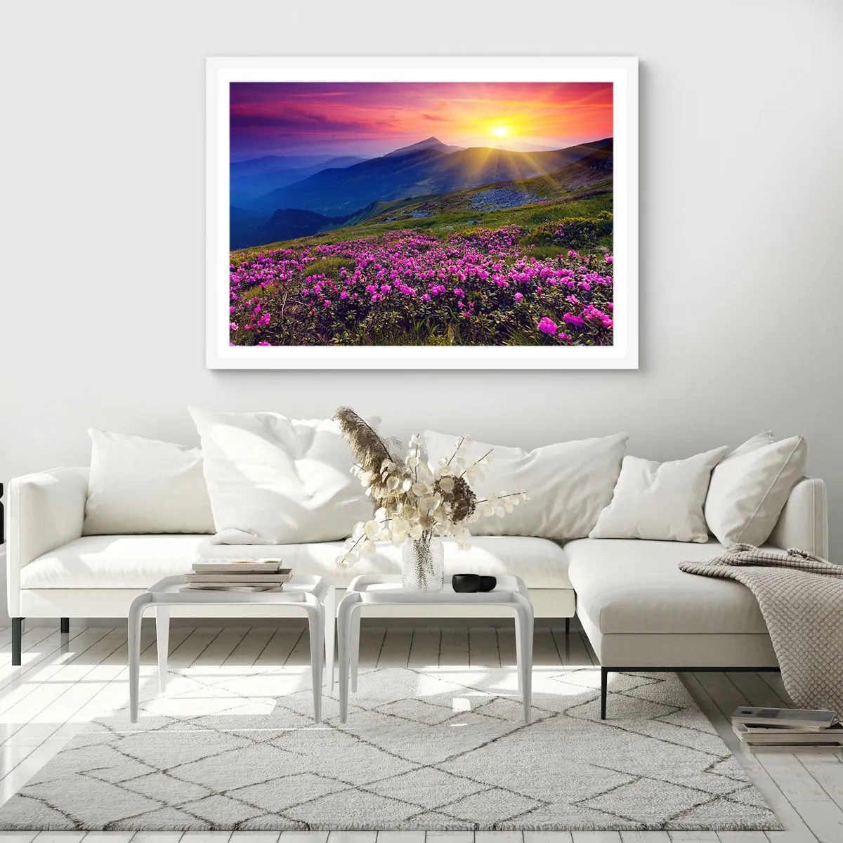 Plakat i hvid ramme - ... Og rundt omkring dufter det af fyrretræer og krydderurter - 100x70 cm