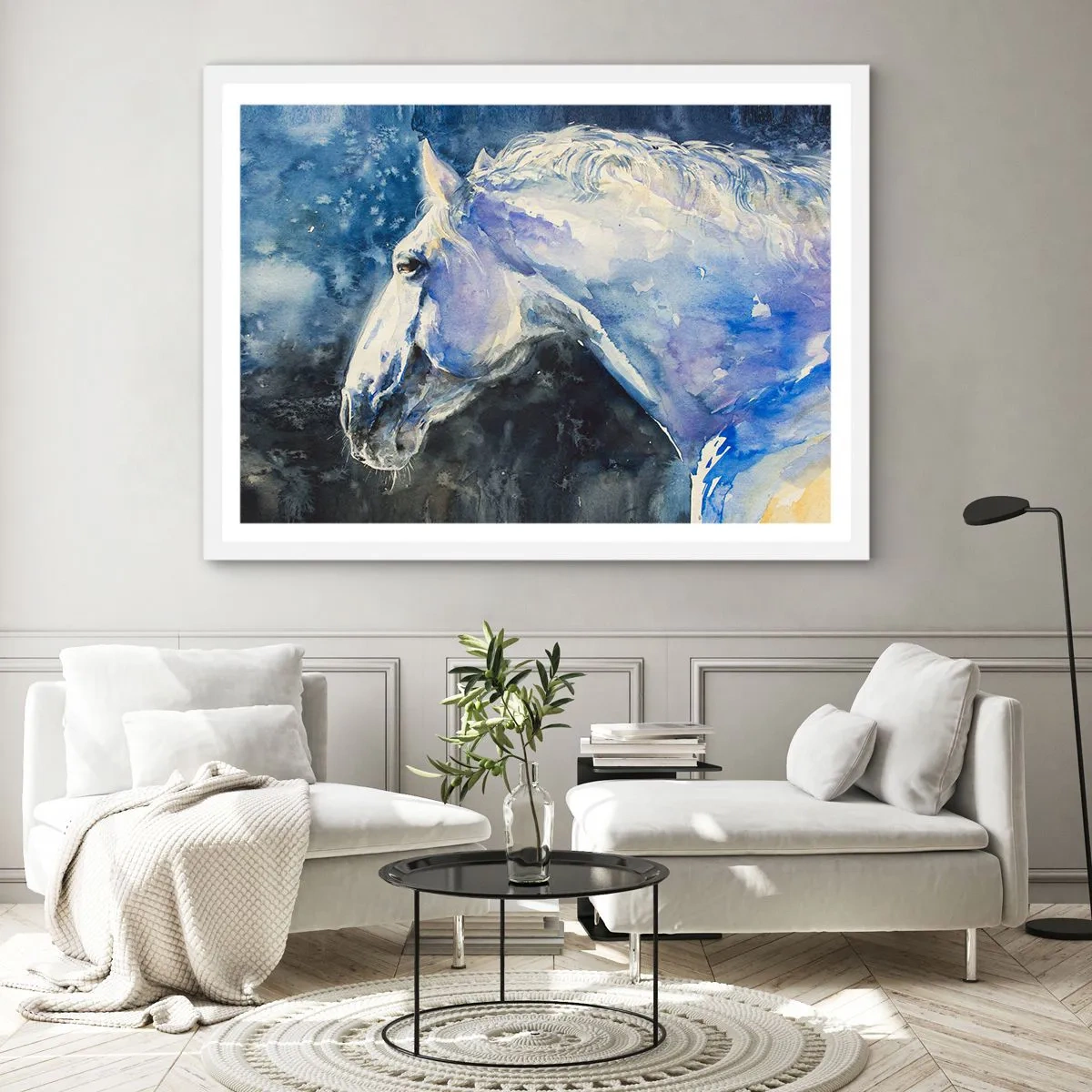 Plakat i hvid ramme - Portræt i et blåt skær - 70x50 cm