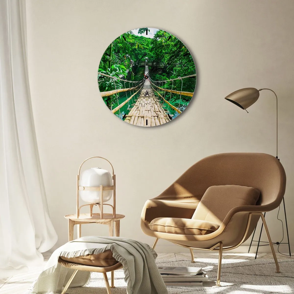 Vægur, Uret - En bambusrebbro i tropisk grønt over en flod - 30x30cm - Abebro over grønne områder - Moderne vægdekoration til stue, køkken og soveværelse ARTTOR