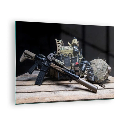 Billede på glas - Taktisk udstyr og våben arrangeret på et træbord - 70x50cm - Hvil! - Moderne vægdekoration til stue og soveværelse ARTTOR