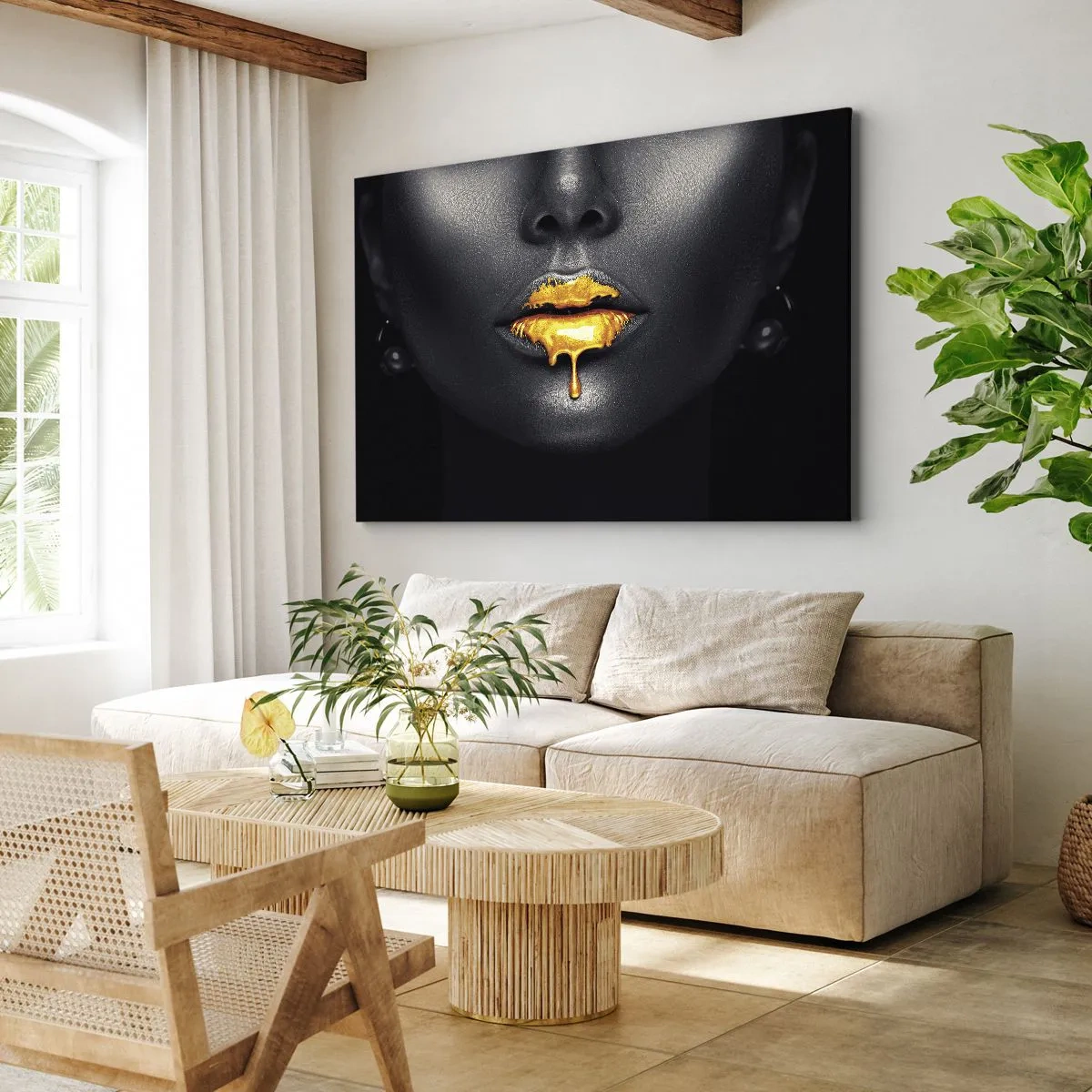 Lærredstryk - Billede på lærred - Sort og guld portræt af en kvinde med en dråbe guld på læberne - 70x50cm - Gyldenmund - Moderne vægdekoration til stue og soveværelse ARTTOR