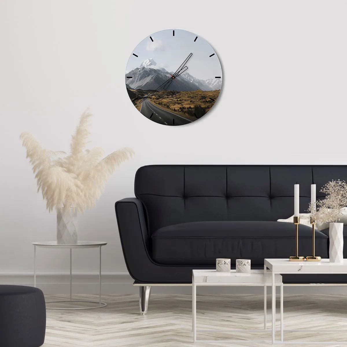 Vægur, Uret - En vej, der fører mod snedækkede bjerge under en klar himmel - 30x30cm - Vejen til hjerte - Moderne vægdekoration til stue, køkken og soveværelse ARTTOR