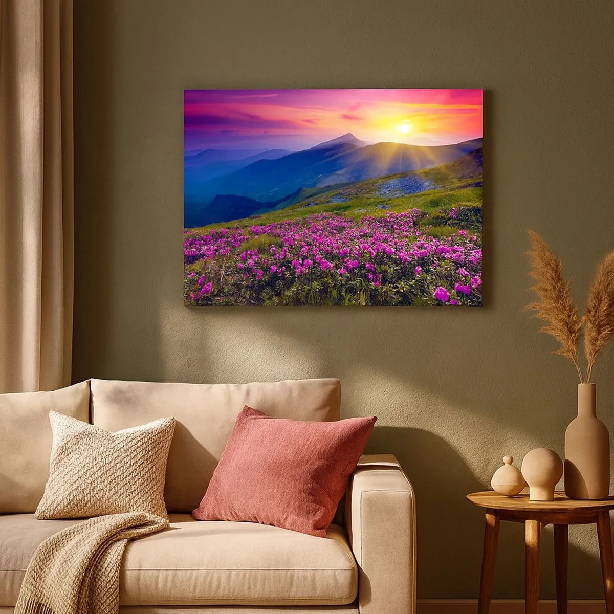 Lærredstryk - Billede på lærred - En blomstrende eng med udsigt over bjergene under solnedgang - 70x50cm - ... Og rundt omkring dufter det af fyrretræer og krydderurter - Moderne vægdekoration til stue og soveværelse ARTTOR
