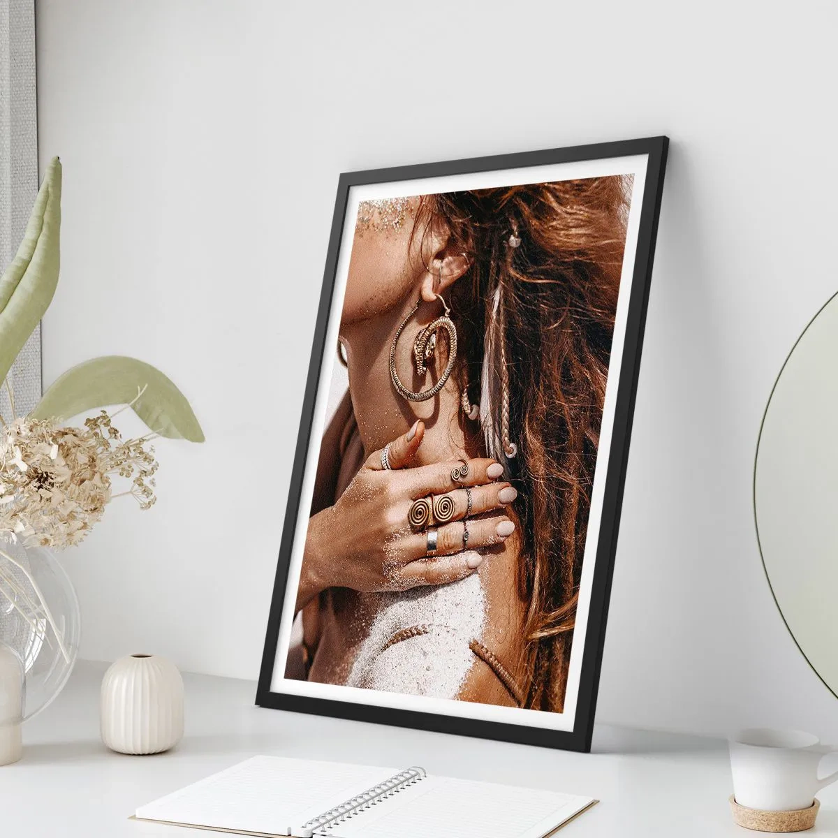 Plakat i sort ramme - Dronning af den vilde strand - 40x50 cm