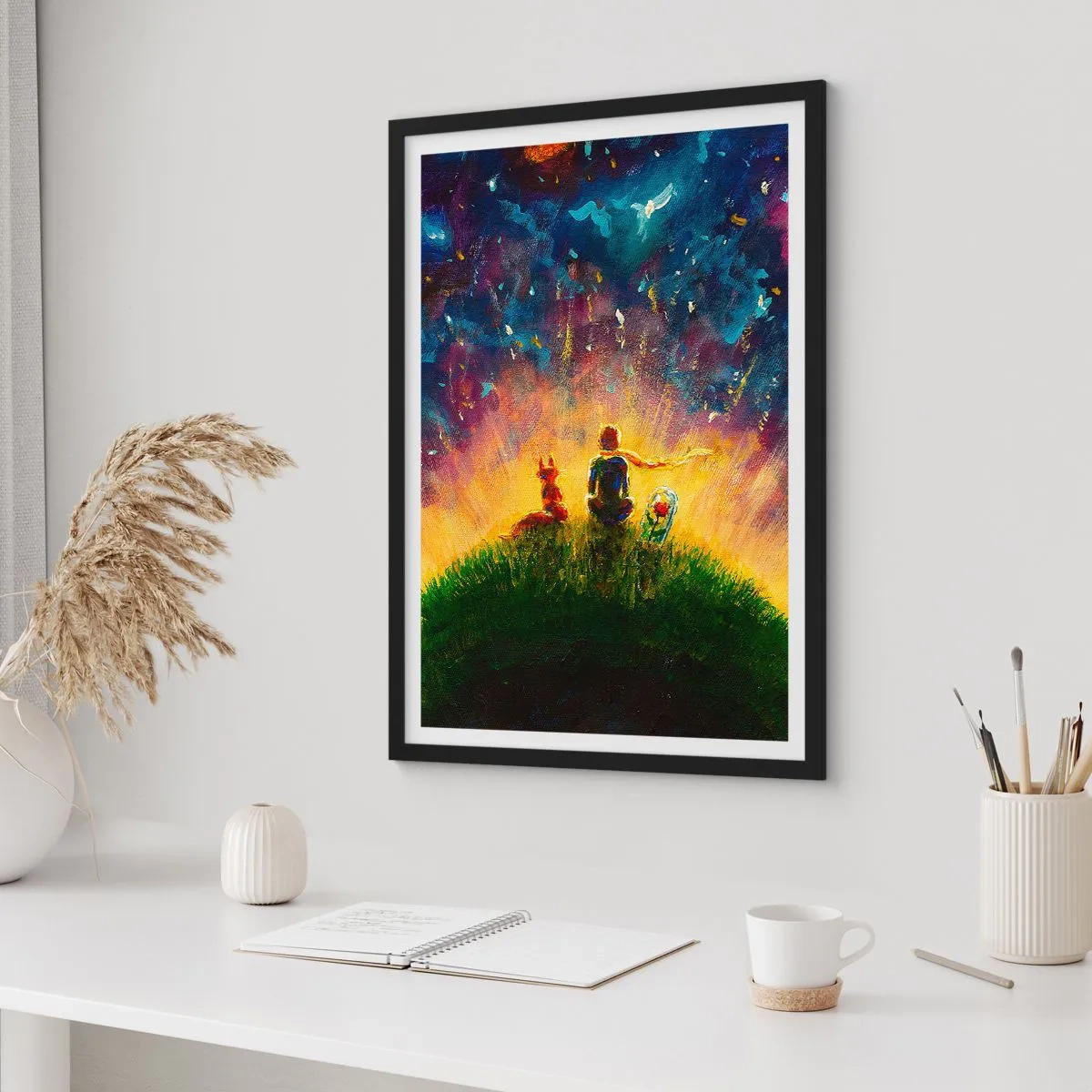 Plakat i sort ramme - Figurer siddende på en bakke under en stjerneklar himmel - 50x70cm - Kærlighed og venskab - hele verden - Moderne vægdekoration til stue og soveværelse ARTTOR