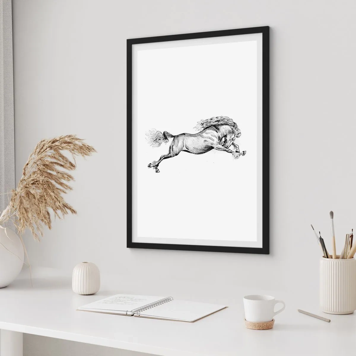 Plakat i sort ramme - Illustration af en galoperende hest i sort-hvid - 50x70cm - Stoppet i galop - Moderne vægdekoration til stue og soveværelse ARTTOR