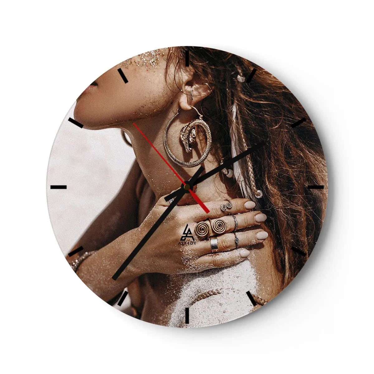 Vægur, Uret - En kvinde med udsmykkede smykker mod en baggrund af sand og lys - 30x30cm - Dronning af den vilde strand - Moderne vægdekoration til stue, køkken og soveværelse ARTTOR