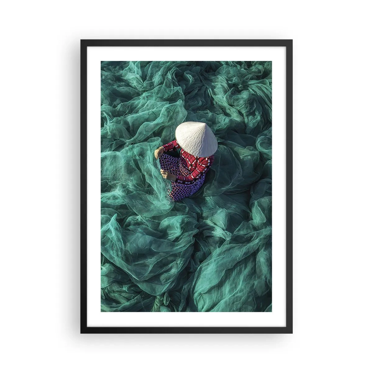 Plakat i sort ramme - En person med hat blandt grønne fiskenet - 50x70cm - I et hav af lys - Moderne vægdekoration til stue og soveværelse ARTTOR