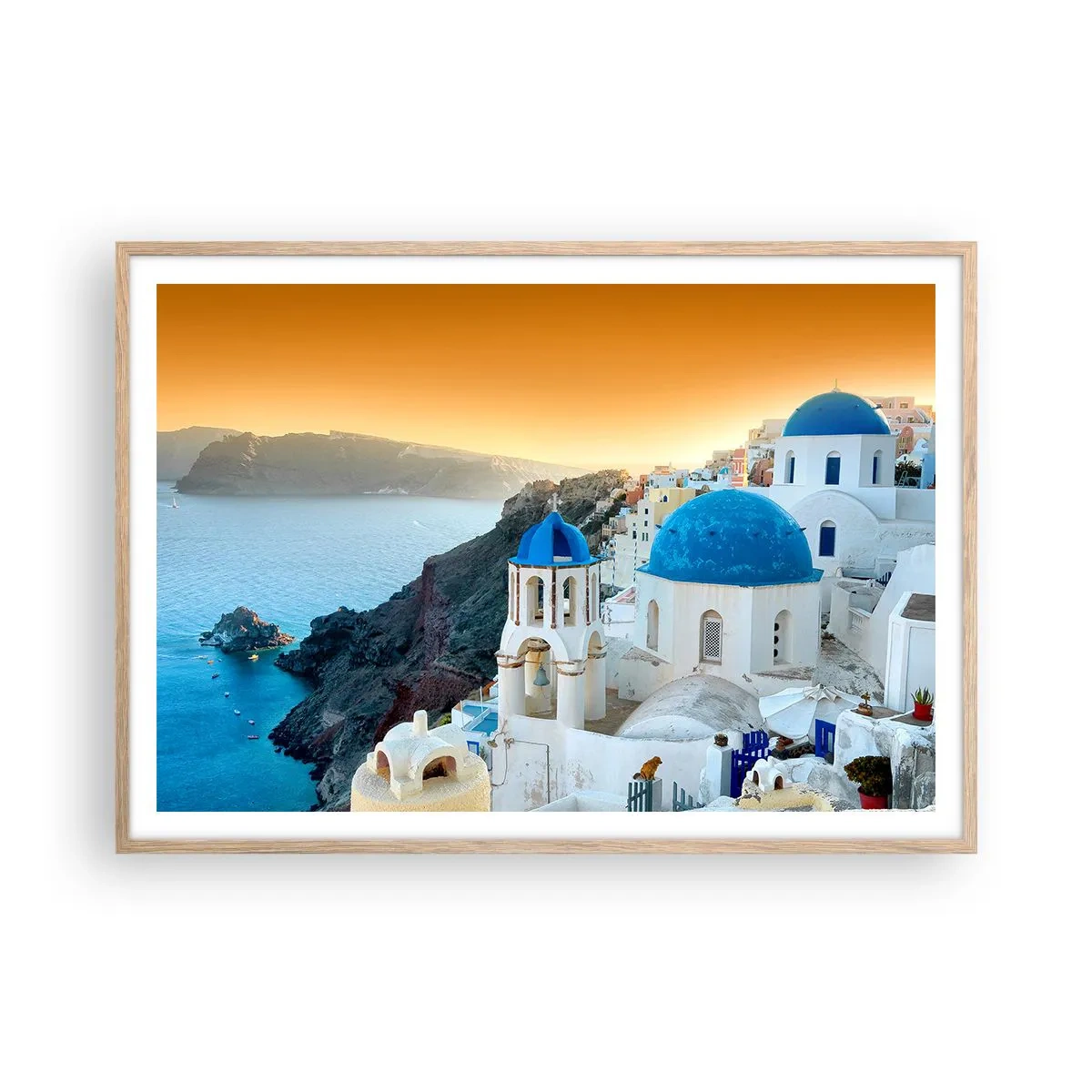 Plakat i ramme af lyst egetræ - Santorini - omfavnet af klipperne - 100x70 cm