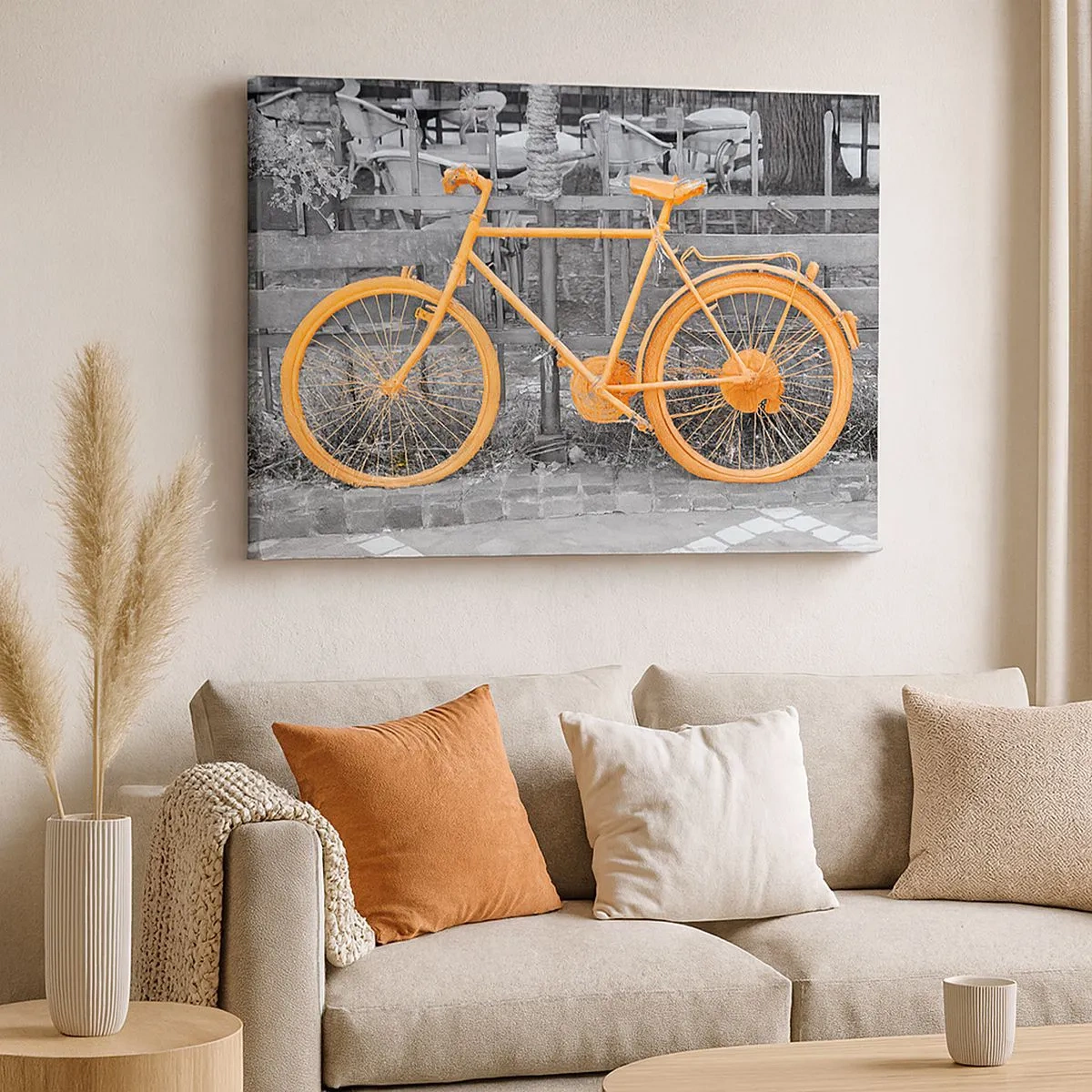 Lærredstryk - Billede på lærred - Kunstnerisk fotografi af en gul cykel mod en sort-hvid baggrund - 70x50cm - Gå, jeg venter her - Moderne vægdekoration til stue og soveværelse ARTTOR