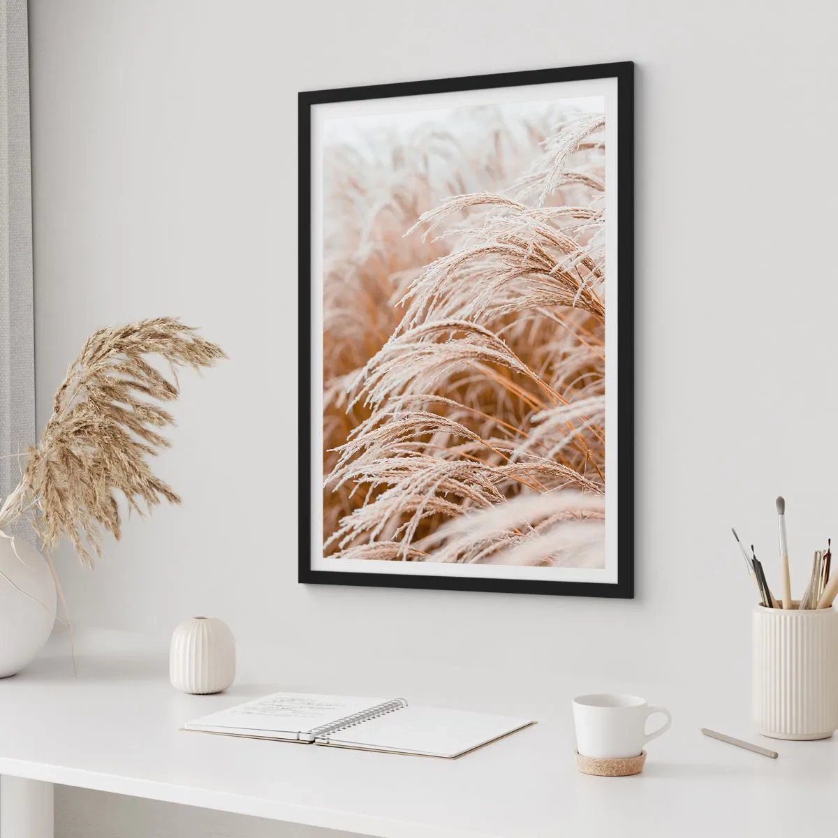 Plakat i sort ramme - Nærbillede af frostgræs i et vinterlandskab - 50x70cm - Bøjer sig for efterårssolen - Moderne vægdekoration til stue og soveværelse ARTTOR