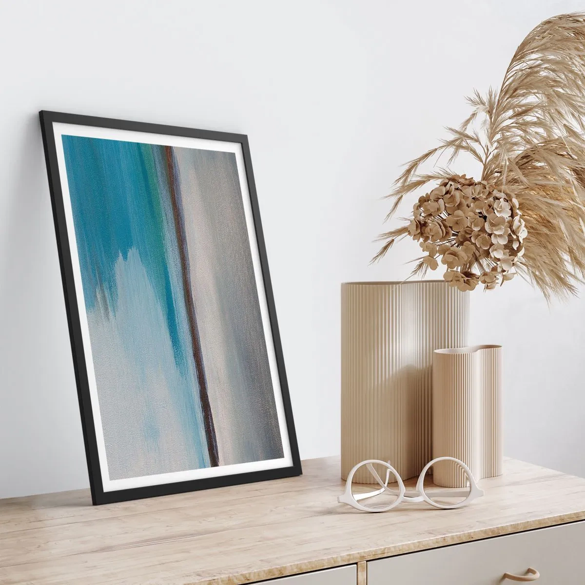 Plakat i sort ramme - Abstrakt landskab i blå og grå nuancer - 50x70cm - Horisontalt landskab - Moderne vægdekoration til stue og soveværelse ARTTOR
