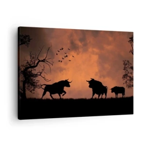 Lærredstryk - Billede på lærred - Silhuetter af tyre mod en orange himmel ved solnedgang - 70x50cm - Naturens dramatiske skuespil - Moderne vægdekoration til stue og soveværelse ARTTOR