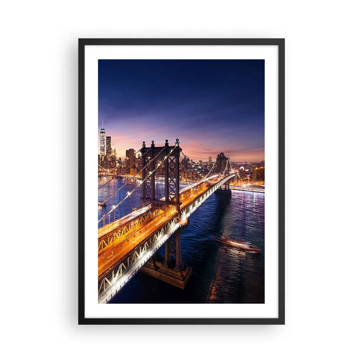 Plakat i sort ramme - New York City Bridge om natten med udsigt over byen - 50x70cm - En lysende bro til hjertet af byen - Moderne vægdekoration til stue og soveværelse ARTTOR