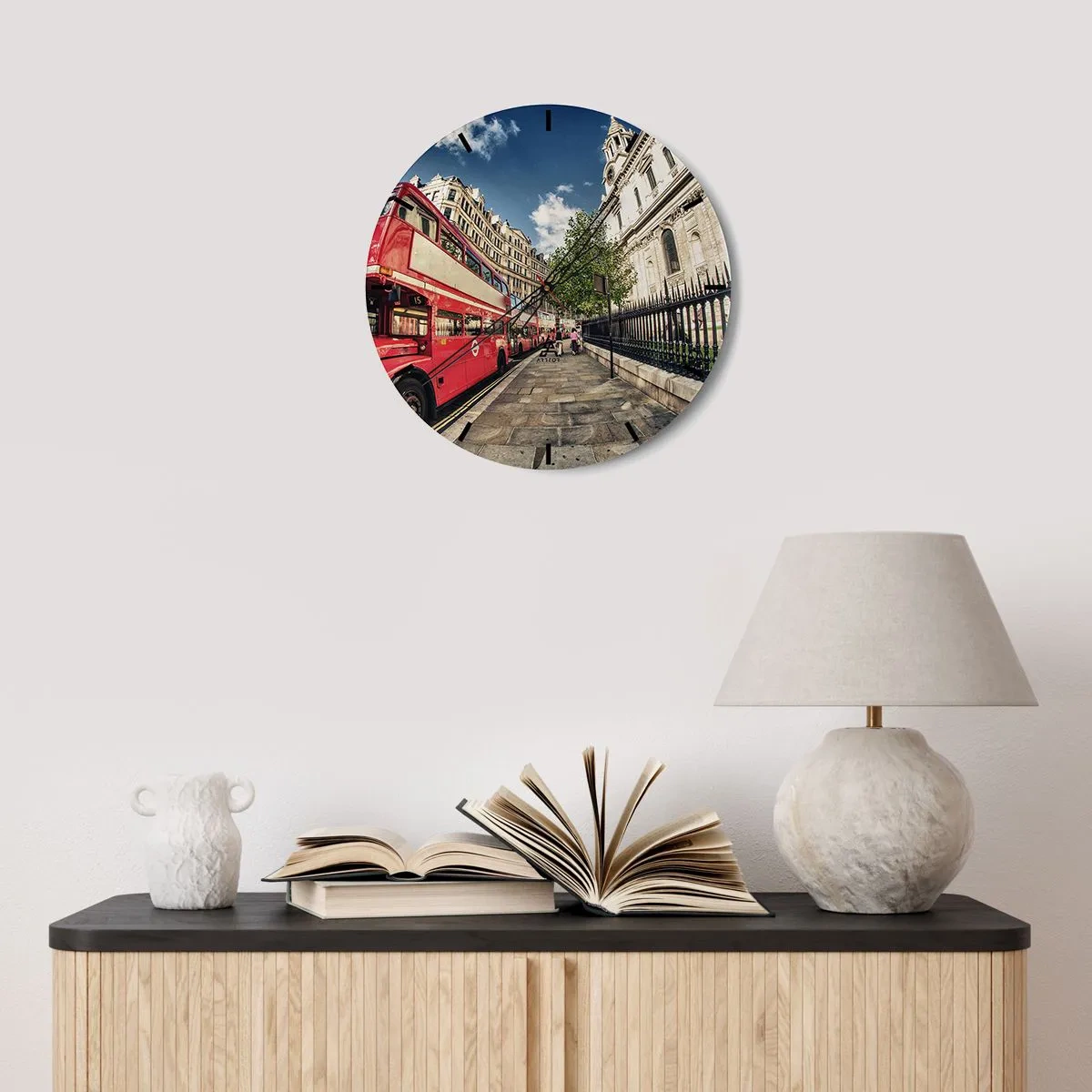 Vægur, Uret - En rød dobbeltdækkerbus på en bygade på en solskinsdag - 30x30cm - Gade i London i grå og rødt - Moderne vægdekoration til stue, køkken og soveværelse ARTTOR