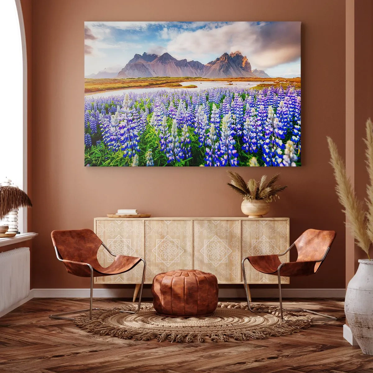 Lærredstryk - Billede på lærred - Blomster i et bjerglandskab med en malerisk himmel - 70x50cm - Styrke og strenghed ved siden af blidhed - Moderne vægdekoration til stue og soveværelse ARTTOR
