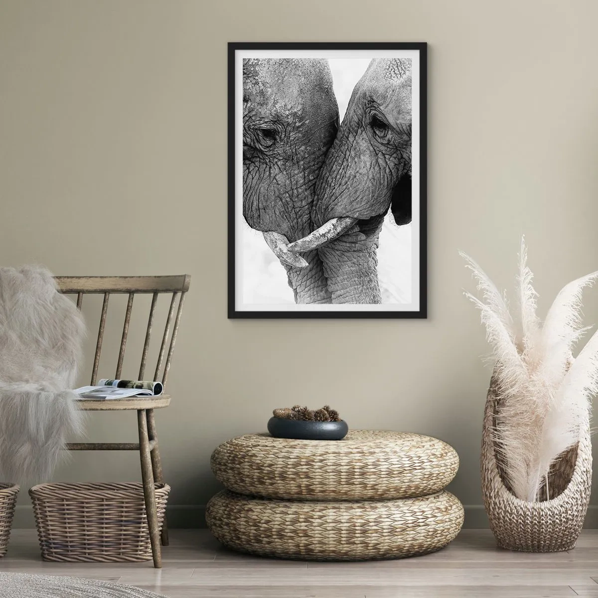 Plakat i sort ramme - Nærbillede af to elefanter i sort-hvid - 50x70cm - Hjertelig tilståelse - Moderne vægdekoration til stue og soveværelse ARTTOR
