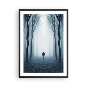 Plakat i sort ramme - En mand i en tåget skov, omgivet af træer - 50x70cm - Og alt sammen ganske enkelt - Moderne vægdekoration til stue og soveværelse ARTTOR