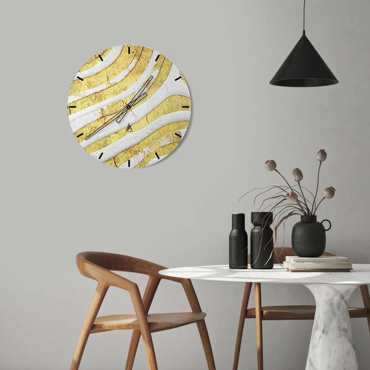 Vægur, Uret - Guld- og hvide bølger i en abstrakt tekstur - 30x30cm - Sammensætning i hvidt og guld - Moderne vægdekoration til stue, køkken og soveværelse ARTTOR