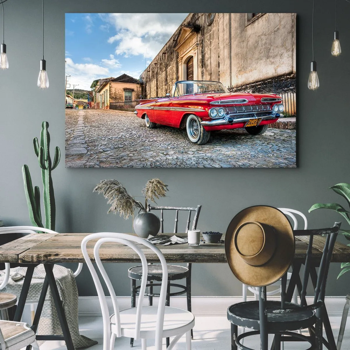 Lærredstryk - Billede på lærred - Rød klassisk bil på en brostensbelagt gade - 70x50cm - Cubanske følelser - Moderne vægdekoration til stue og soveværelse ARTTOR