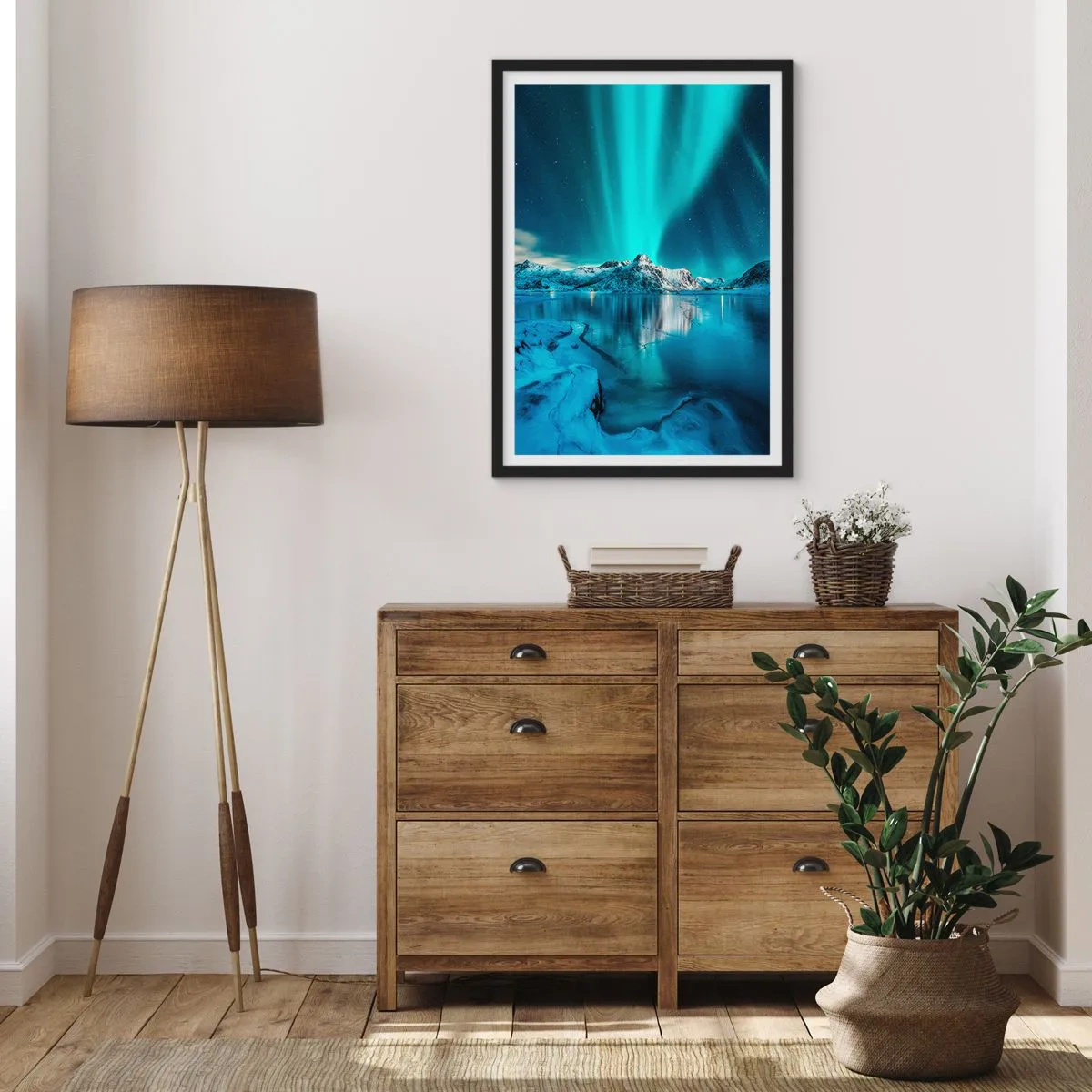 Plakat i sort ramme - Aurora Borealis over de snedækkede bjerge - 50x70cm - Nat med lys - Moderne vægdekoration til stue og soveværelse ARTTOR