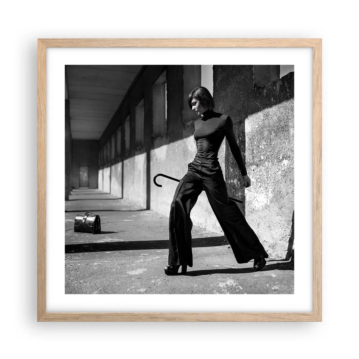 Plakat i ramme af lyst egetræ -  Byens elegance - 50x50 cm