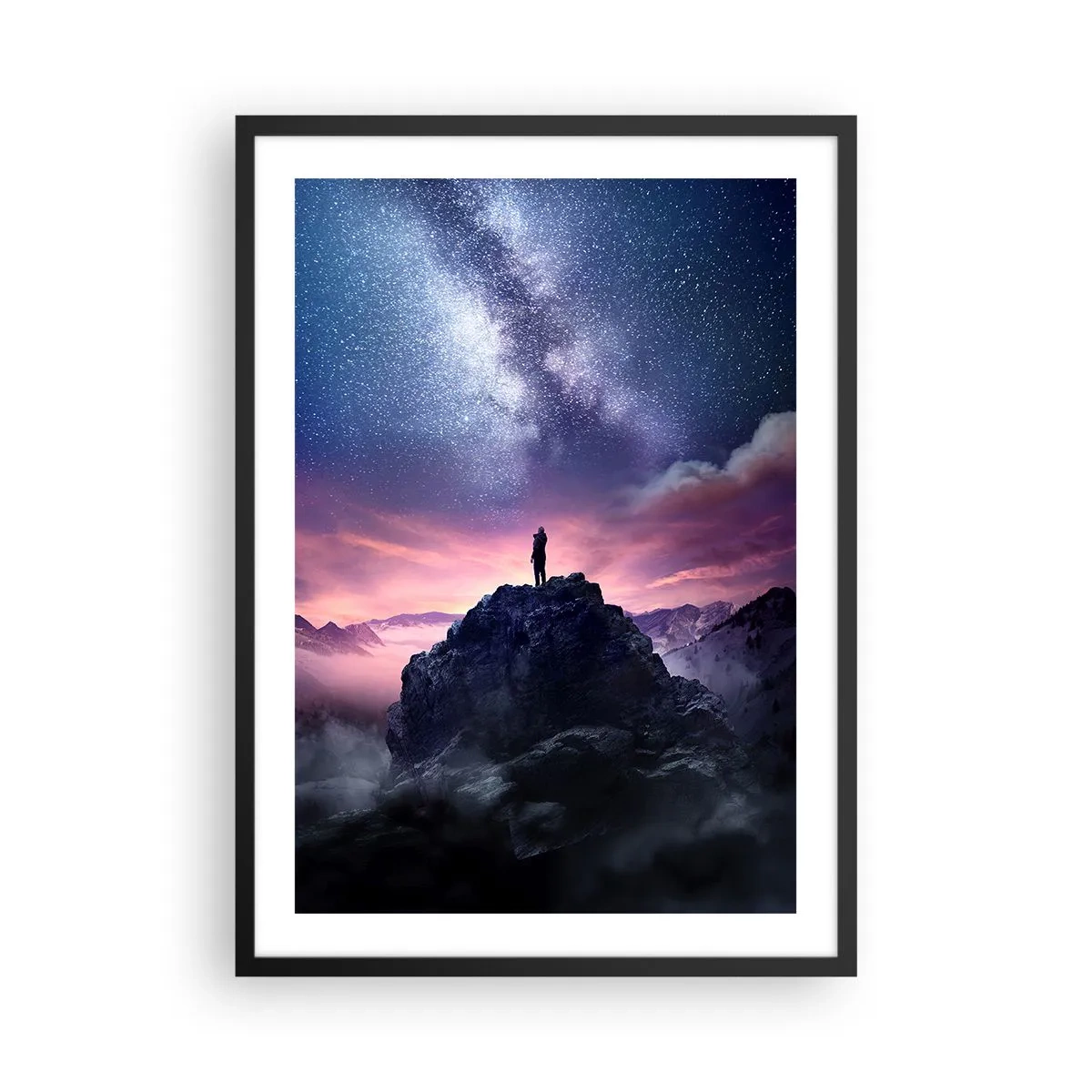 Plakat i sort ramme - Silhuet af en person på en bjergtop under en stjernehimmel - 50x70cm - Og han følte liv - Moderne vægdekoration til stue og soveværelse ARTTOR