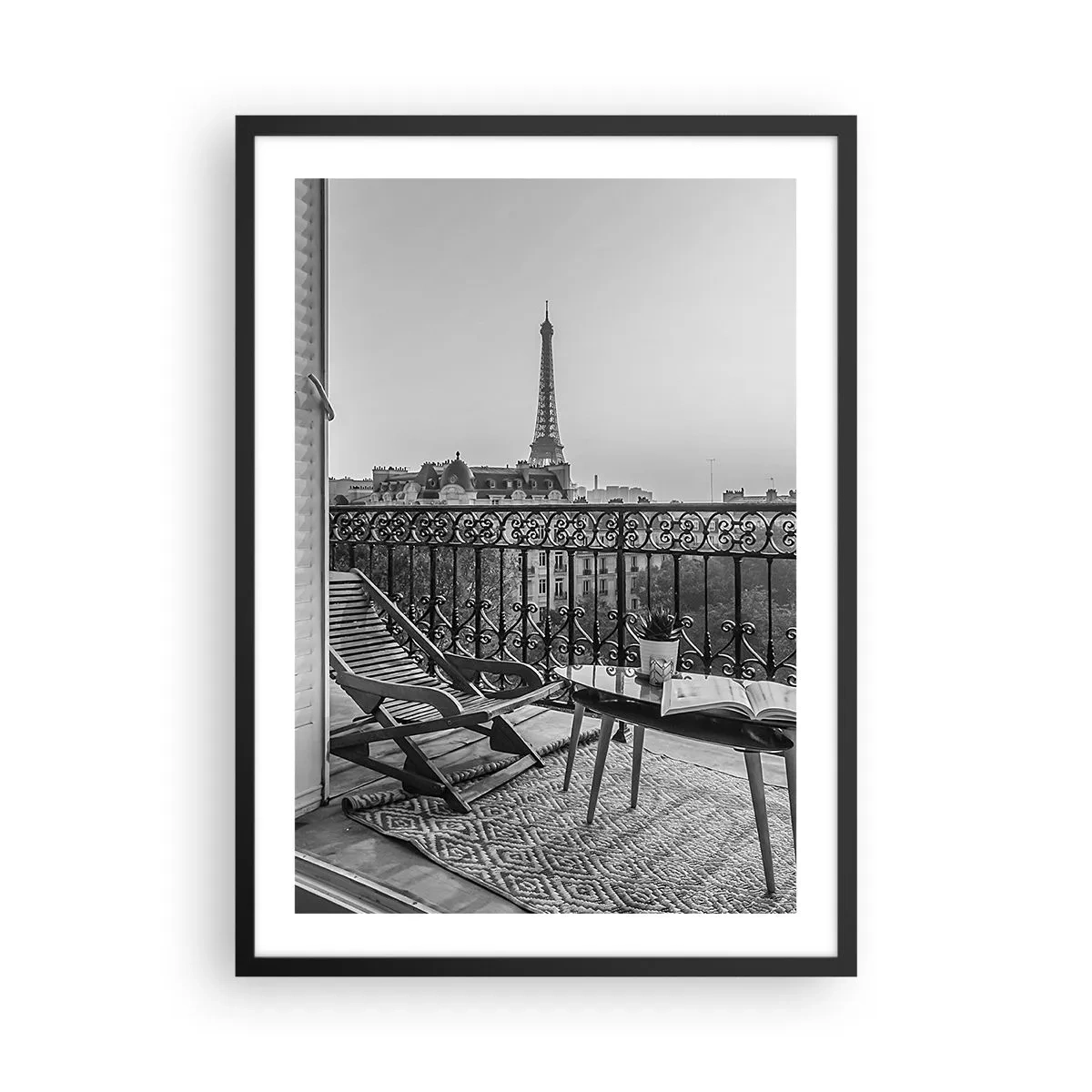 Plakat i sort ramme - Udsigt over Eiffeltårnet fra en elegant parisisk balkon - 50x70cm - Eftermiddag i Paris - Moderne vægdekoration til stue og soveværelse ARTTOR