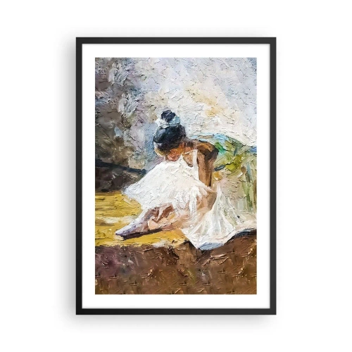 Plakat i sort ramme - En ballerina i en hvid kjole læner sig op mod en malerisk baggrund. - 50x70cm - Fra et maleri af Degas - Moderne vægdekoration til stue og soveværelse ARTTOR