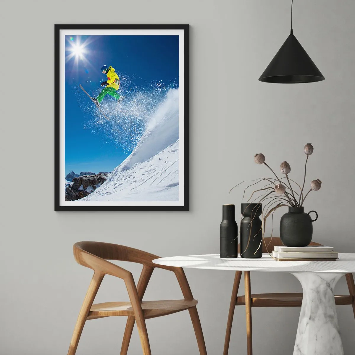 Plakat i sort ramme - Skiløber i aktion på en snedækket piste - 50x70cm - Danser med bjergene - Moderne vægdekoration til stue og soveværelse ARTTOR