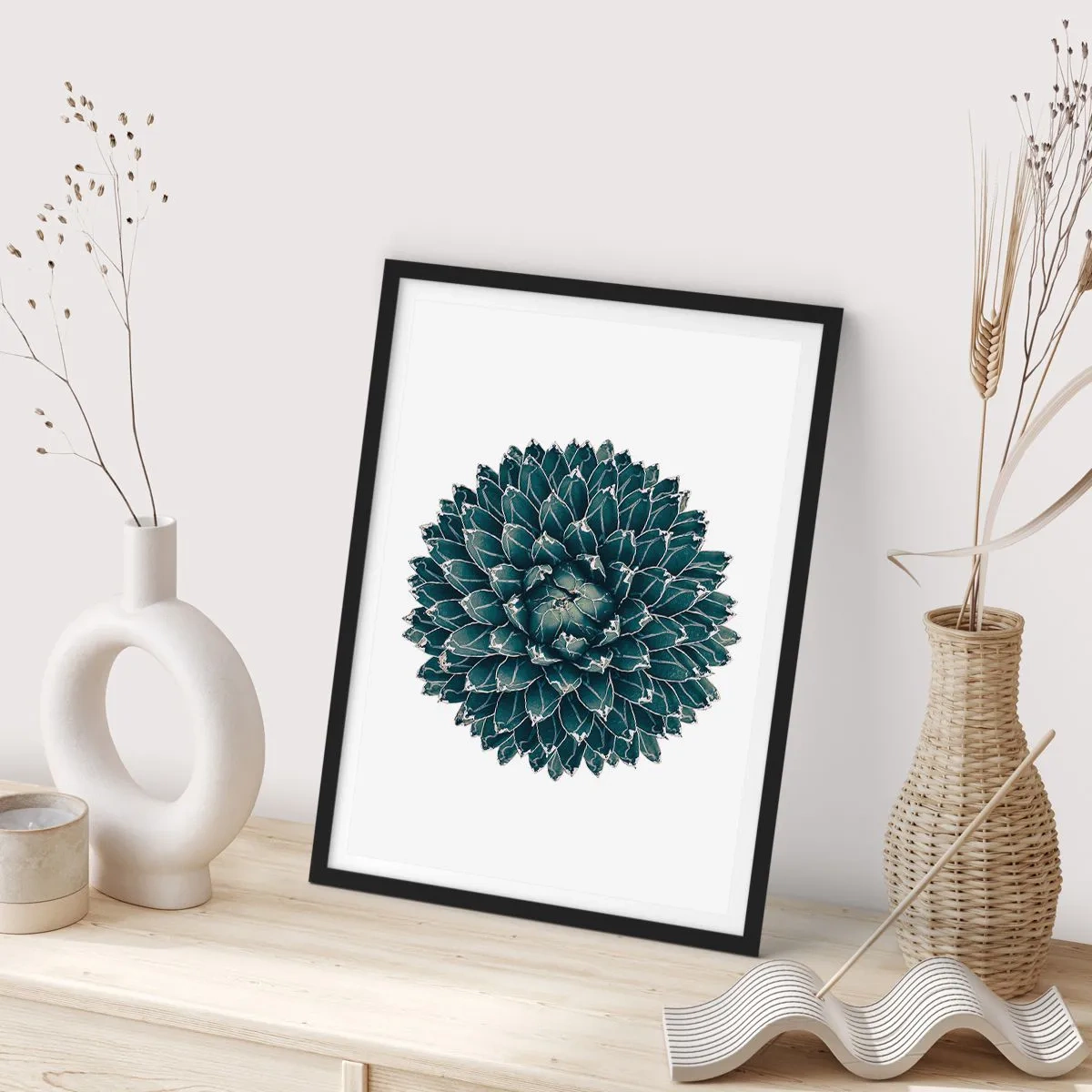 Plakat i sort ramme - Detalje af en sukkulent med et symmetrisk bladarrangement - 50x70cm - Ørkenstjerne - Moderne vægdekoration til stue og soveværelse ARTTOR