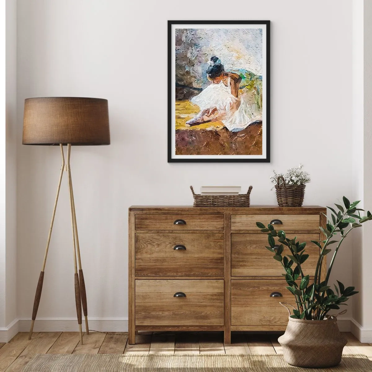Plakat i sort ramme - En ballerina i en hvid kjole læner sig op mod en malerisk baggrund. - 50x70cm - Fra et maleri af Degas - Moderne vægdekoration til stue og soveværelse ARTTOR