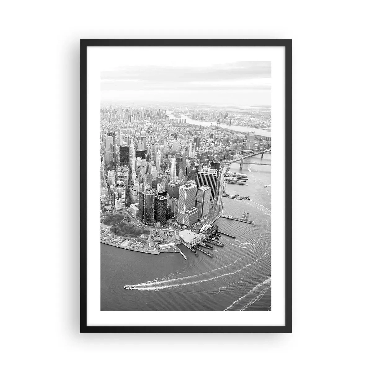 Plakat i sort ramme - Et sort-hvidt panorama af byen med udsigt over vandet - 50x70cm - Hvordan kan man ikke elske? - Moderne vægdekoration til stue og soveværelse ARTTOR