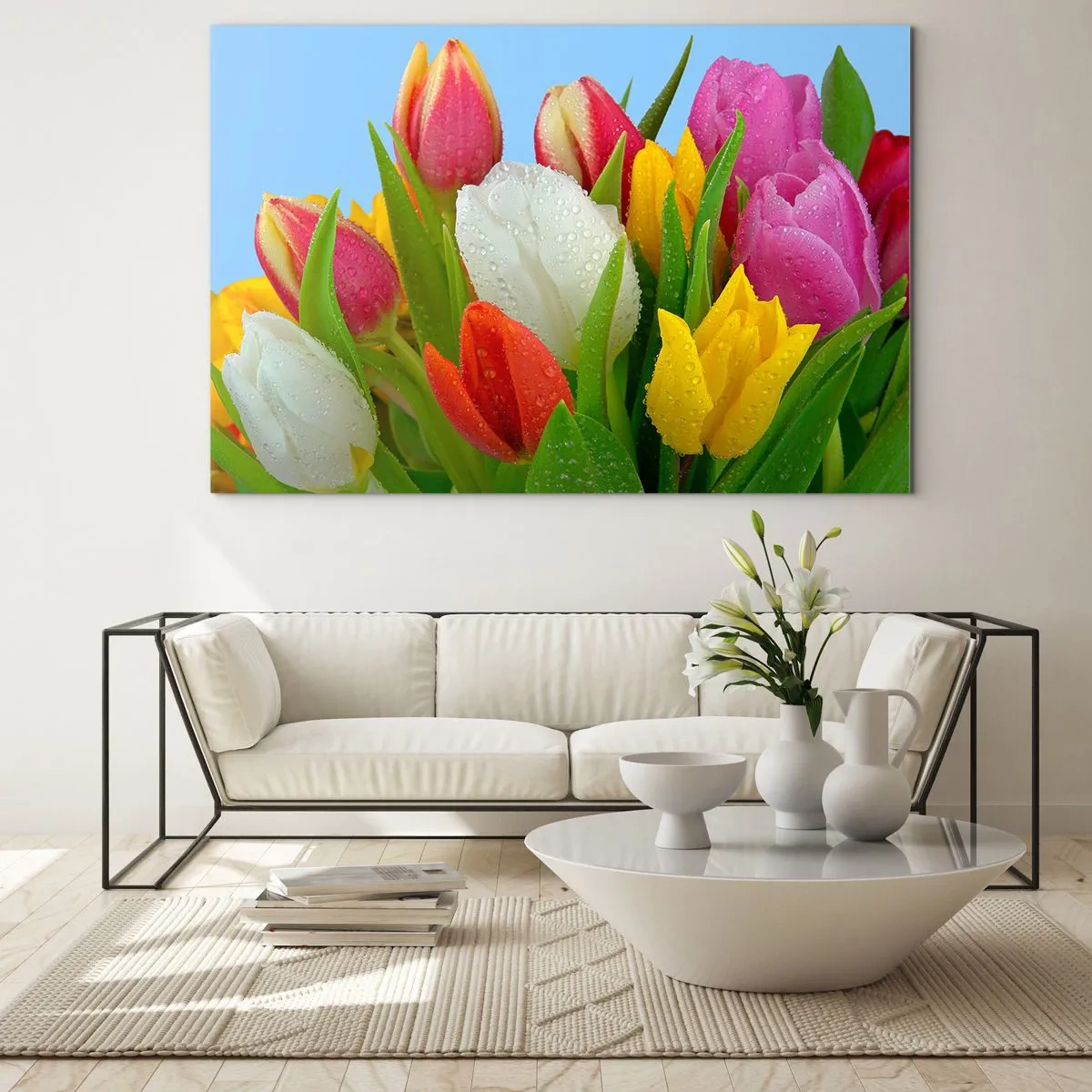 Billede på glas - Farverige tulipaner dækket med dugdråber mod en blå baggrund - 70x50cm - En blomstret regnbue i dugdråber - Moderne vægdekoration til stue og soveværelse ARTTOR