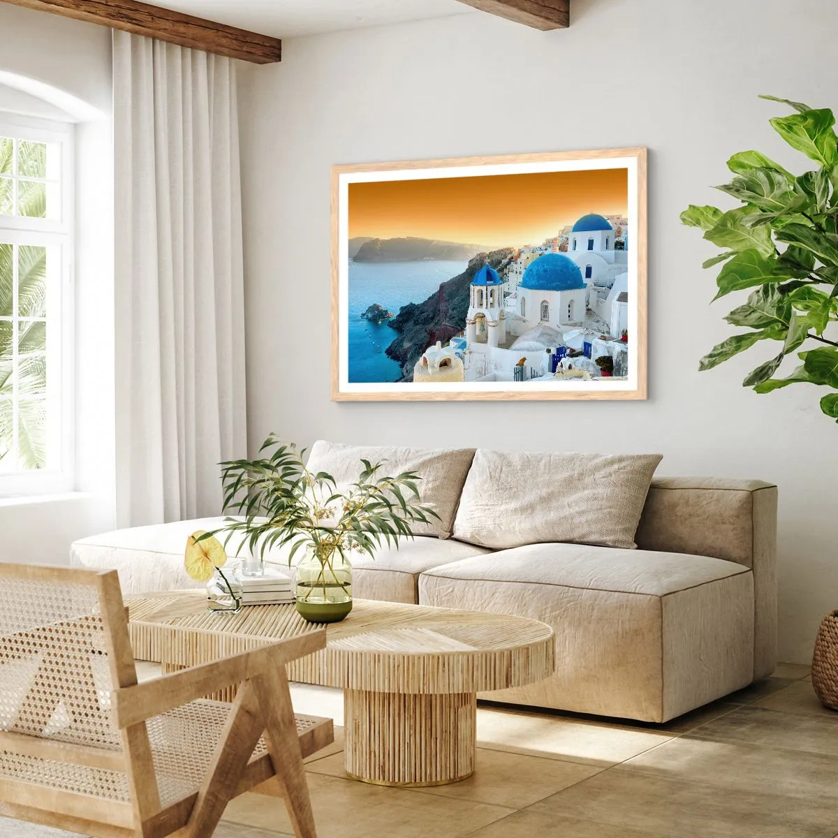 Plakat i ramme af lyst egetræ - Santorini - omfavnet af klipperne - 100x70 cm