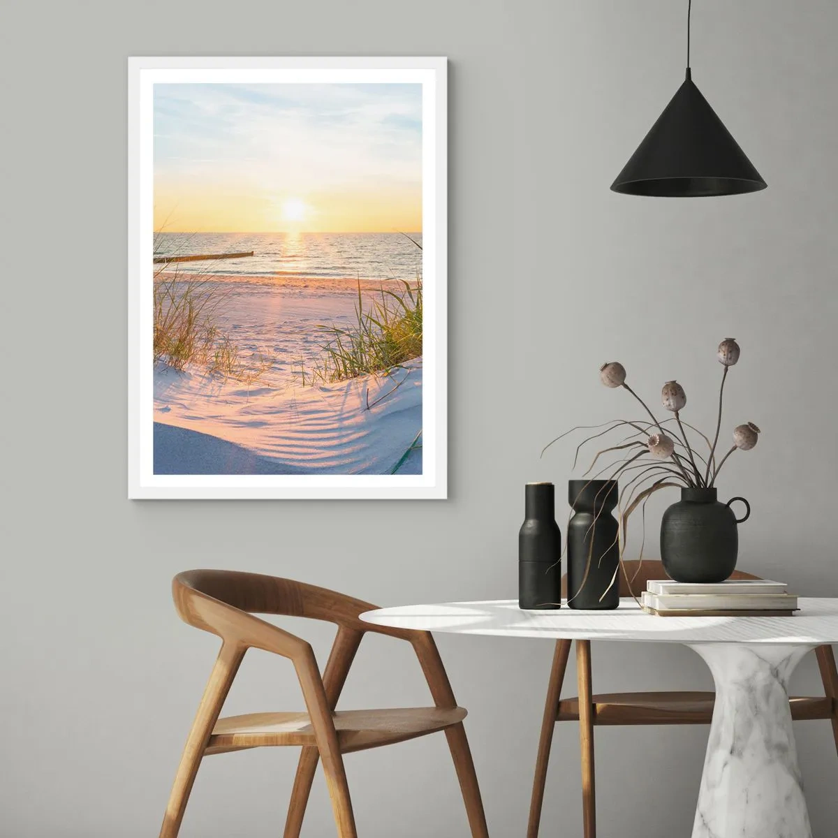 Plakat i hvid ramme - Havet brummer, fuglene synger, en vild strand midt i græsset.... - 50x70 cm