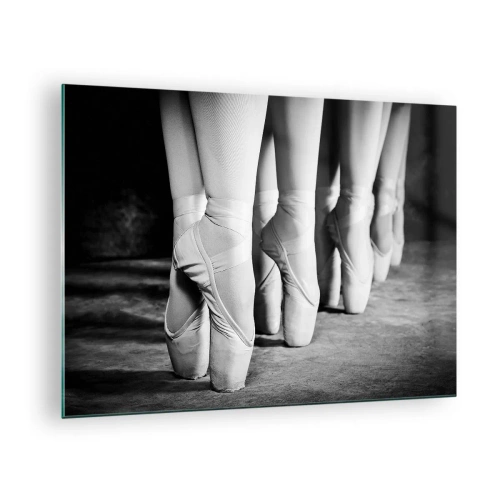 Billede på glas - Ballerinaer på pointe i sort-hvid omgivelser - 70x50cm - Sammen, let - Moderne vægdekoration til stue og soveværelse ARTTOR