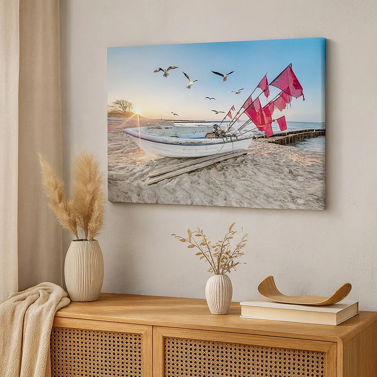 Lærredstryk - Billede på lærred - En båd på stranden ved daggry med måger og røde flag - 70x50cm - Et velfortjent hvil - Moderne vægdekoration til stue og soveværelse ARTTOR
