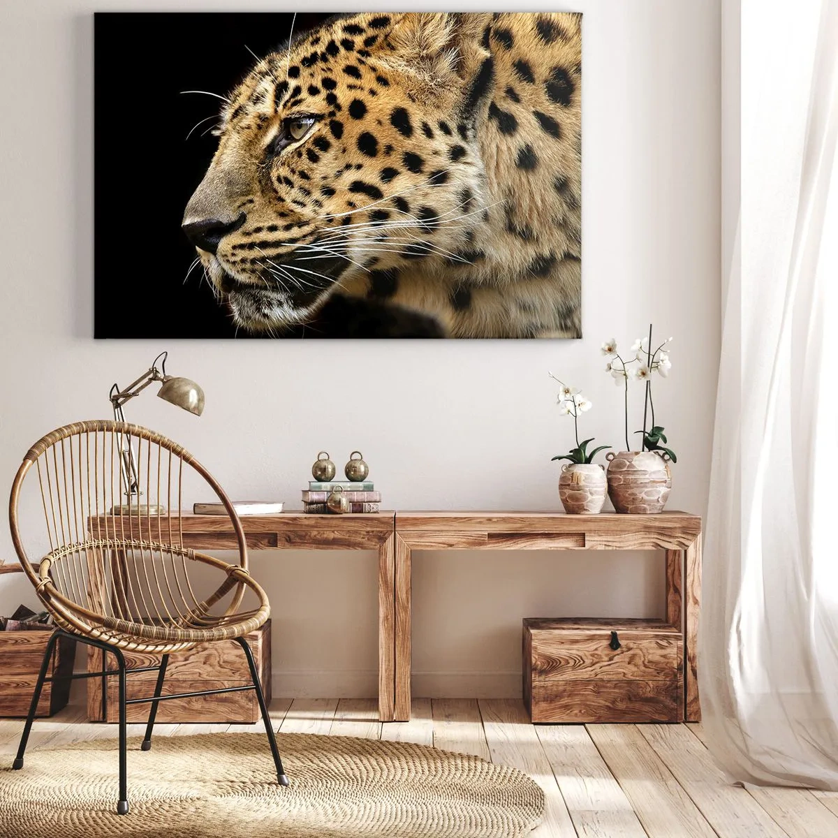 Lærredstryk - Billede på lærred - Nærbillede af en leopards hoved mod en sort baggrund - 70x50cm - Rolig, fokuseret, klar - Moderne vægdekoration til stue og soveværelse ARTTOR