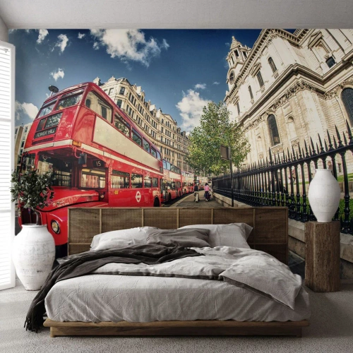 Fototapet Selvklæbende Deluxe Sticker - Gade i London i grå og rødt - By, London, Rød bus - 100x70 cm
