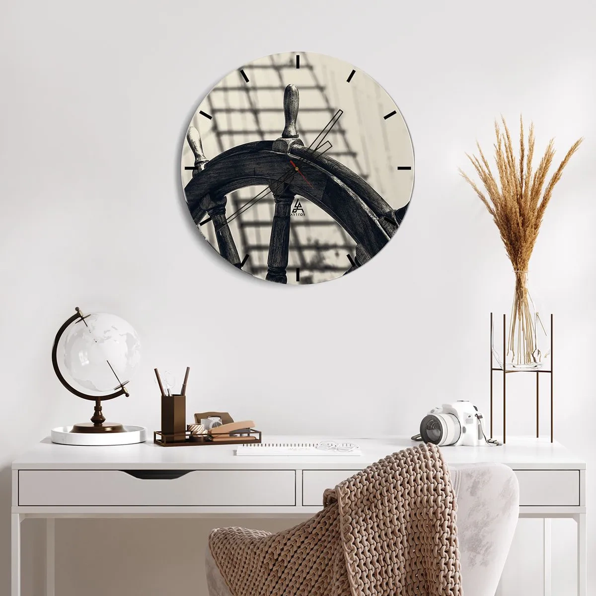 Vægur, Uret - Et skibsror i sepia med sejl i baggrunden - 30x30cm - Historier om havet - Moderne vægdekoration til stue, køkken og soveværelse ARTTOR