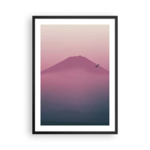 Plakat i sort ramme - Et minimalistisk bjerglandskab i nuancer af lyserød og lilla - 50x70cm - Vandrer over skyerne - Moderne vægdekoration til stue og soveværelse ARTTOR