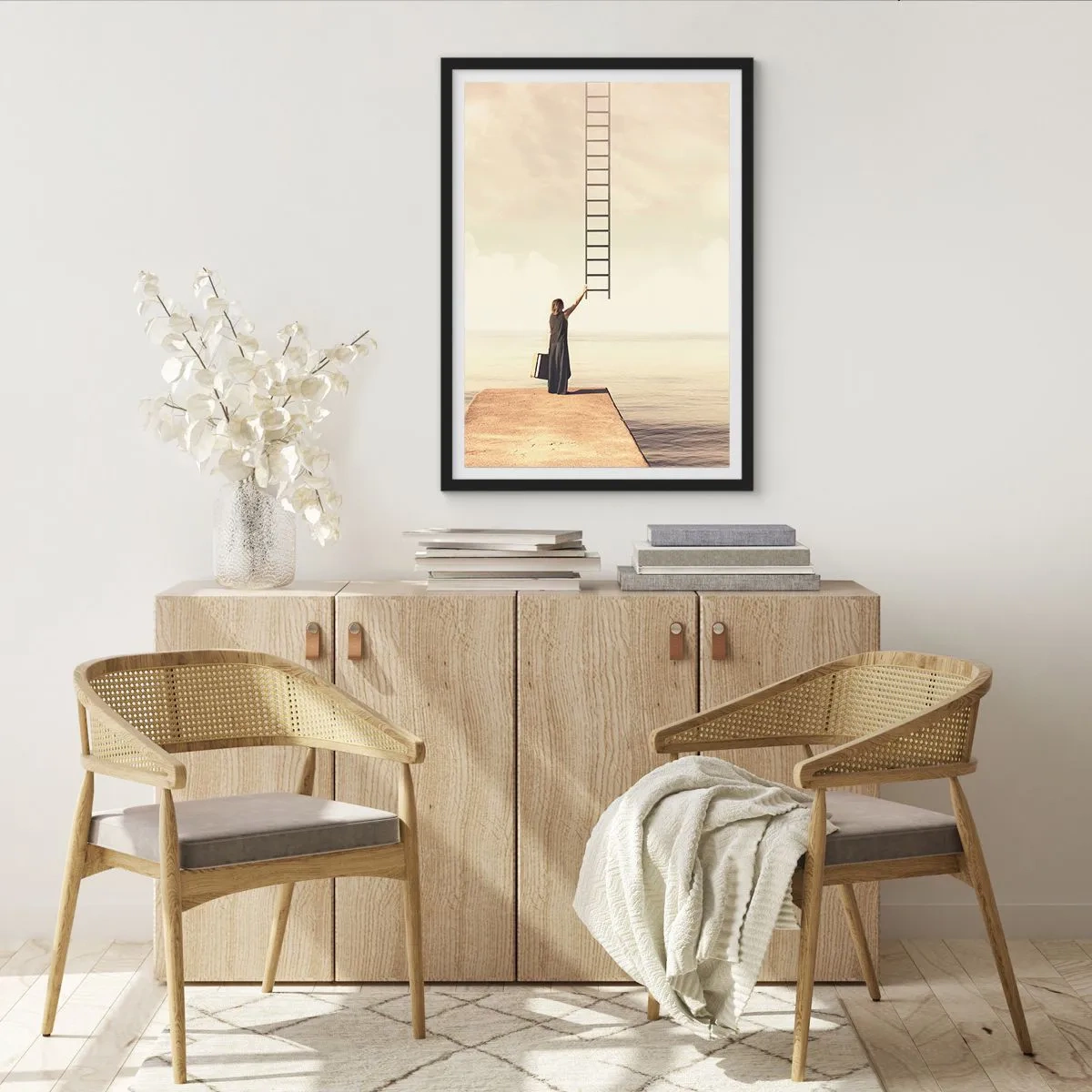 Plakat i sort ramme - En kvinde på en mole rækker ud efter en stige, der fører til himlen - 50x70cm - En magisk rejse - Moderne vægdekoration til stue og soveværelse ARTTOR