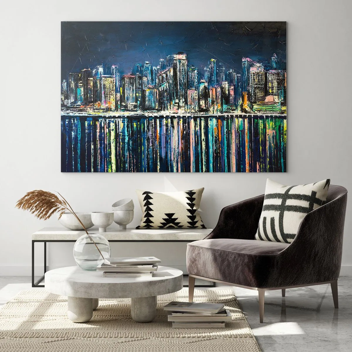 Billede på glas - Panorama over byen om natten med lysene reflekteret i vandet - 70x50cm - Kaskade af lys - Moderne vægdekoration til stue og soveværelse ARTTOR