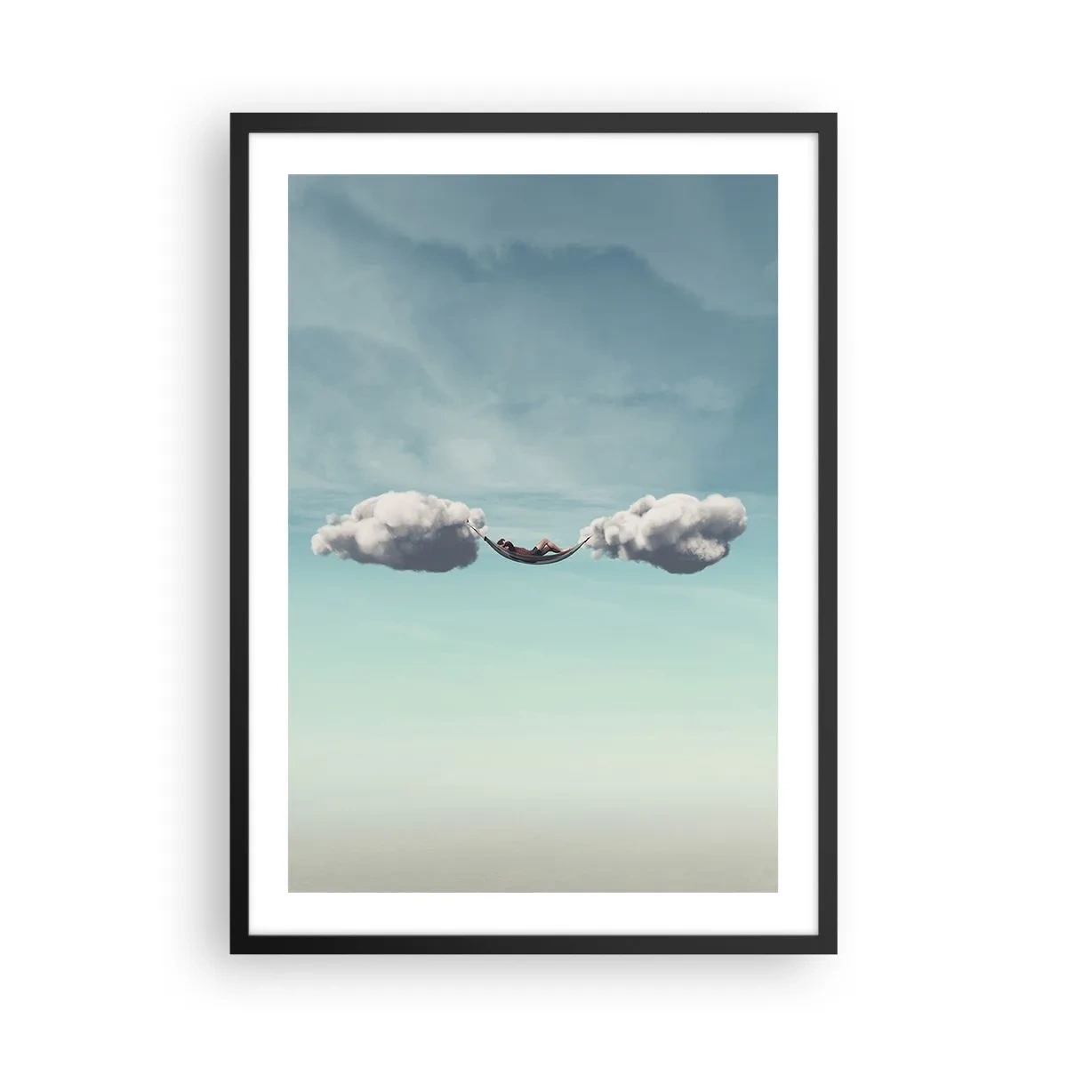 Plakat i sort ramme - En hængekøje ophængt mellem to skyer mod himlen - 50x70cm - Lykken i øjeblikket - Moderne vægdekoration til stue og soveværelse ARTTOR