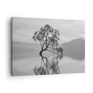 Lærredstryk - Billede på lærred - Et ensomt træ spejlet i vandet med bjerge i baggrunden - 70x50cm - Der findes et land - Moderne vægdekoration til stue og soveværelse ARTTOR