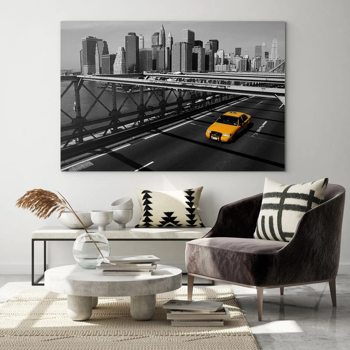 Billede på glas - En gul taxa på en bro med udsigt over Manhattan - 70x50cm - Storbyens farve - Moderne vægdekoration til stue og soveværelse ARTTOR