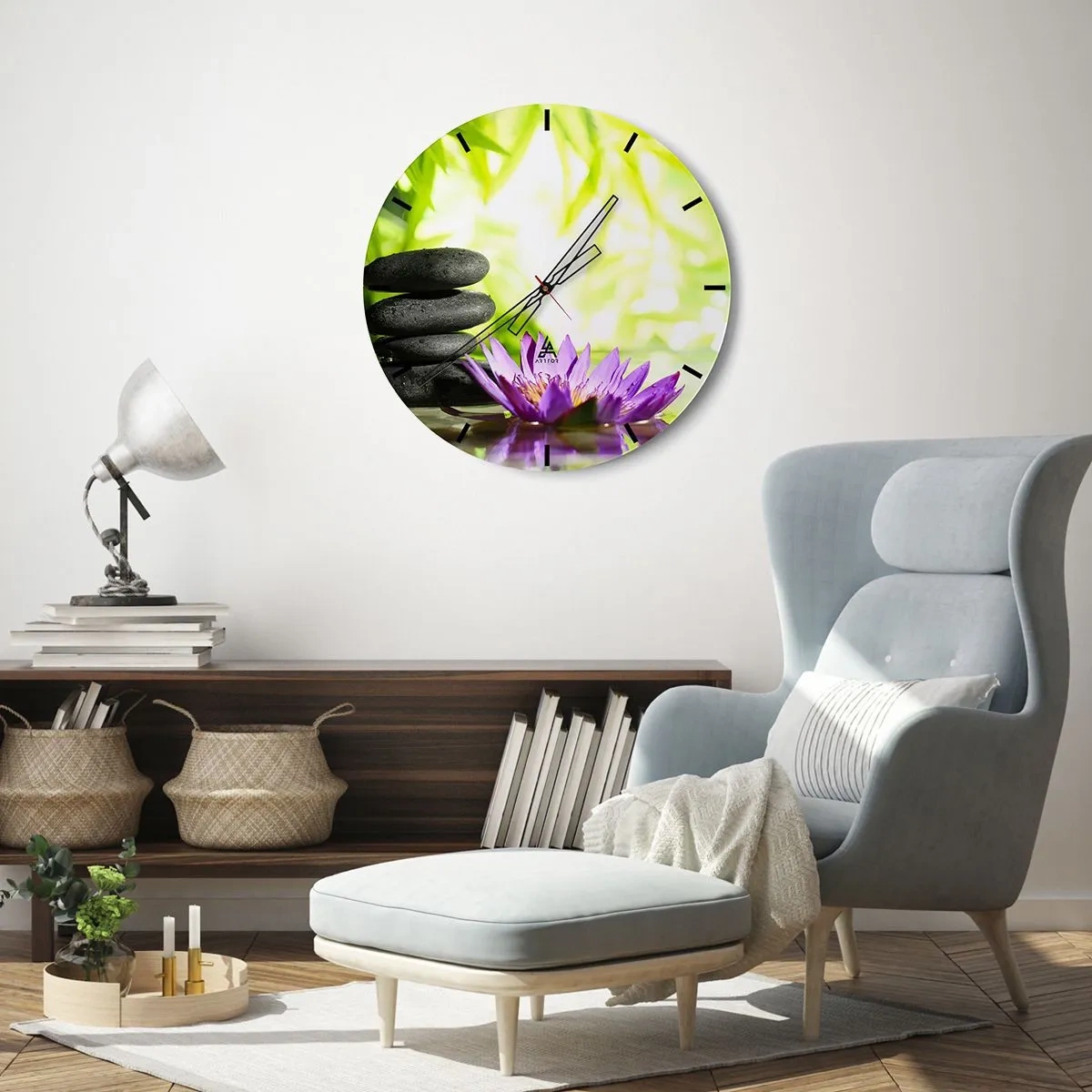 Vægur, Uret - En bunke sten og en lotusblomst mod en baggrund af grøn vegetation - 30x30cm - I en bambushytte - Moderne vægdekoration til stue, køkken og soveværelse ARTTOR