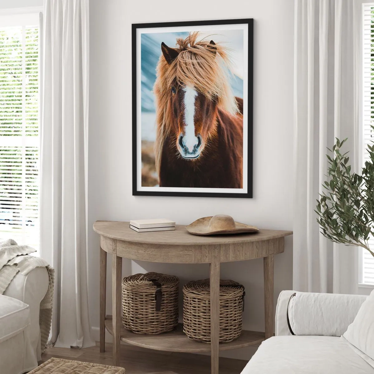Plakat i sort ramme - Et nærbillede af en islandsk hest med en flagrende manke mod en naturlig baggrund. - 50x70cm - Kan du mærke friheden? - Moderne vægdekoration til stue og soveværelse ARTTOR